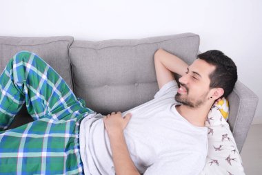 Adam kanepede yatıyor..