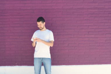 Latin adamın telefonunu yazarak.