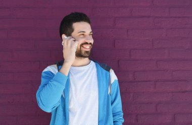 Latince adam telefonda konuşurken