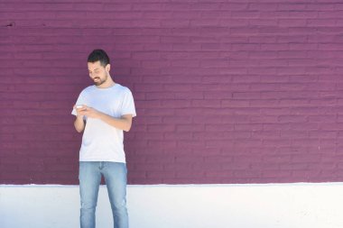 Latin adamın telefonunu yazarak.