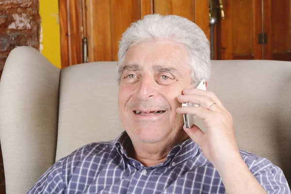 Velho falando no telefone . — Fotografia de Stock