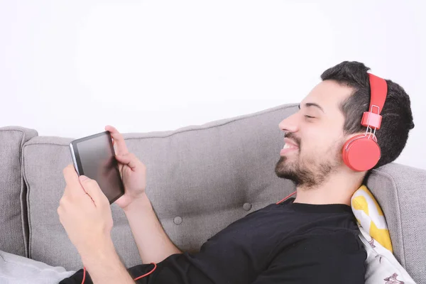 Man luisteren muziek met tablet. — Stockfoto