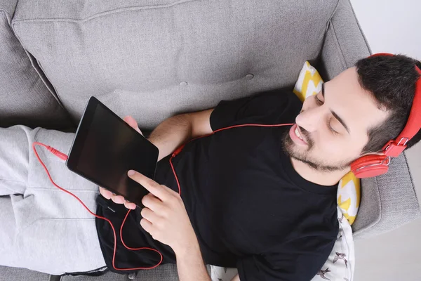 Man luisteren muziek met tablet. — Stockfoto
