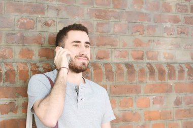 Latince adam telefonda konuşurken