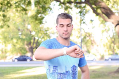 Latince adam onun bakarak.