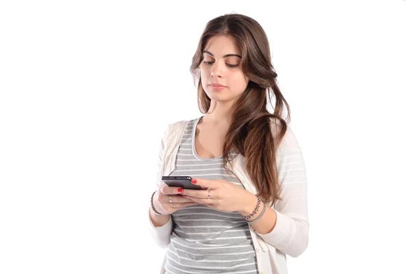 Mujer joven usando smartphone — Foto de Stock