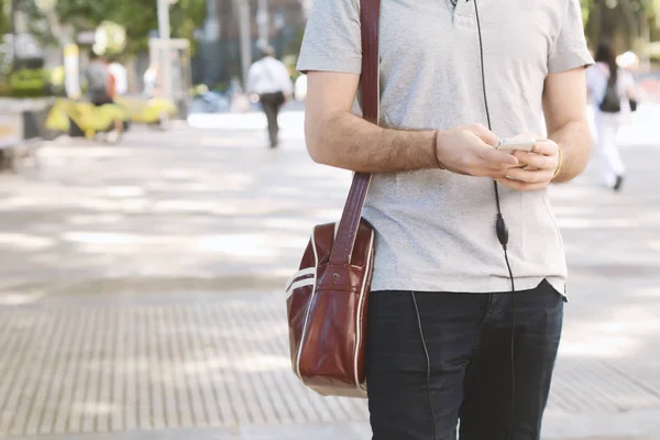 Uomo che digita sul suo telefono . — Foto Stock