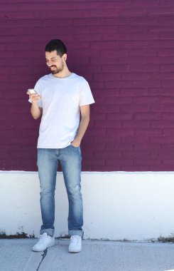 Latin adamın telefonunu yazarak.