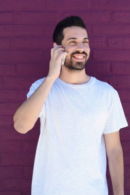 Latince adam telefonda konuşurken