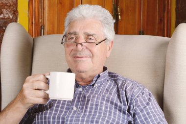 Yaşlı adam kahve içme.