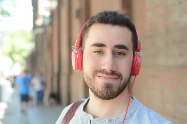 Man die muziek luistert met een koptelefoon. — Stockfoto