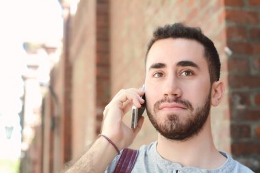 Latince adam telefonda konuşurken