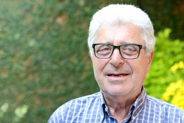 Dışında oturan yaşlı bir adam.