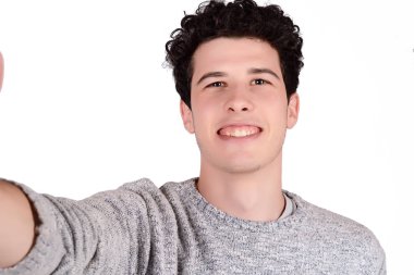 Adam selfie çekiyor..