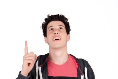 Çekici bir genç adam yukarı dönük.