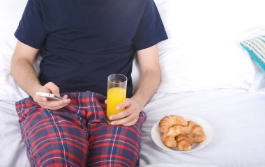 Kahvaltı ve istimal telefon adam.