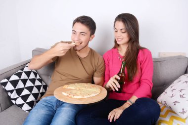 Kaç bira içme ve pizza yemek.