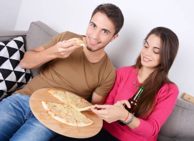 Kaç bira içme ve pizza yemek.