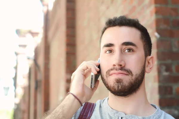 Λατινικό άνθρωπος μιλάει στο τηλέφωνο — Φωτογραφία Αρχείου