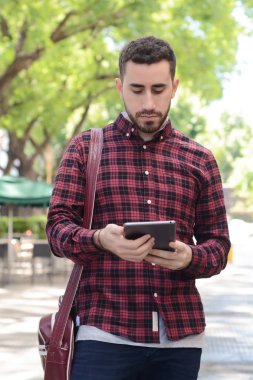 Dijital tablet kullanan adam.