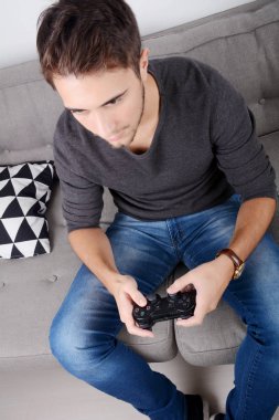 video oyunları oynarken adam.