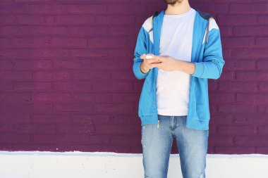 Latin adamın telefonunu yazarak.