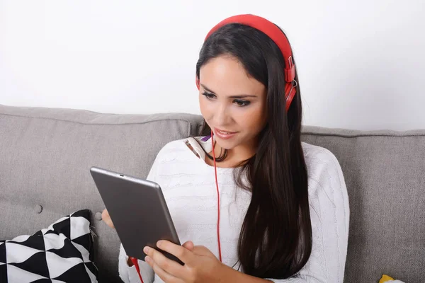 Kobieta słuchanie muzyki z tabletem. — Zdjęcie stockowe
