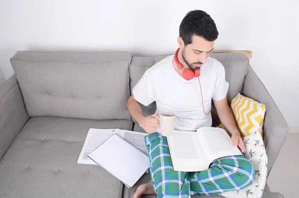 Hombre joven estudiando . — Foto de Stock