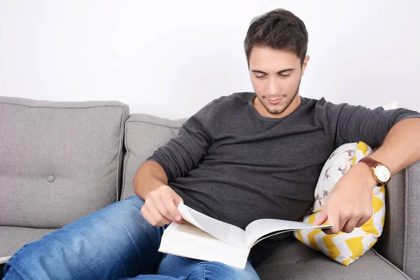 Man die een boek leest. — Stockfoto