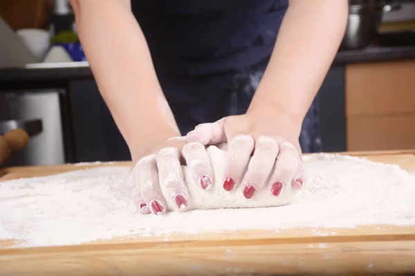 Kobieta ręce wyrabiania ciasta. — Zdjęcie stockowe