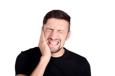 Adam kulaklarını kapatıyor..