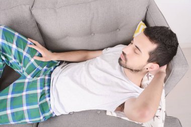 Adam kanepede yatıyor..