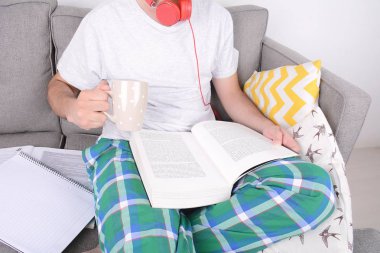 Genç adam çalışıyor..