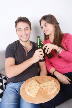 Kaç bira içme ve pizza yemek.