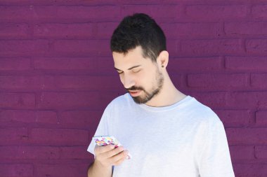 Latin adamın telefonunu yazarak.