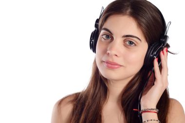 Genç kadın müzik dinliyor. 