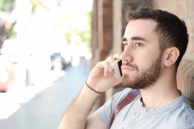 Latince adam telefonda konuşurken