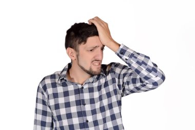 Genç adam için endişe.