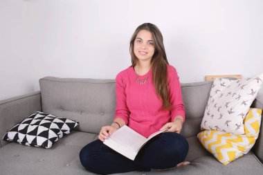 Kitap okuyan bir kadın..