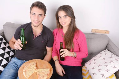 Kaç bira içme ve pizza yemek.