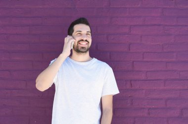Latince adam telefonda konuşurken