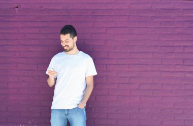 Latin adamın telefonunu yazarak.