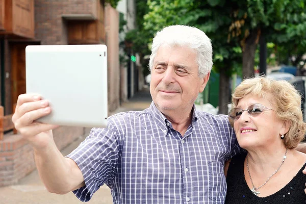 Old couple taking selfie with tablet. — Stock Photo, Image