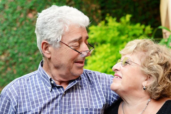 An elderly couple outdoors. — Stock Photo, Image