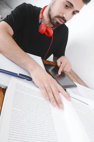 Hombre estudiando con tableta . — Foto de Stock