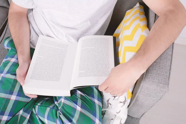 Man die een boek leest. — Stockfoto