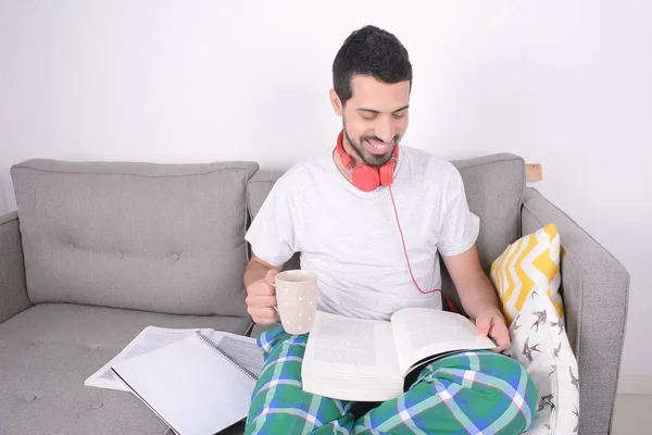 Hombre joven estudiando . — Foto de Stock