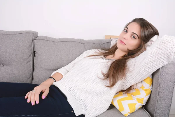 Kanepede uzanan kadın.