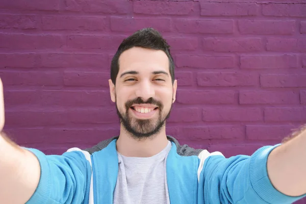 Felice giovane uomo prendendo un selfie . — Foto Stock