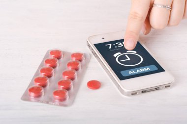 Cep telefonu alarm hapları ile yakın çekim